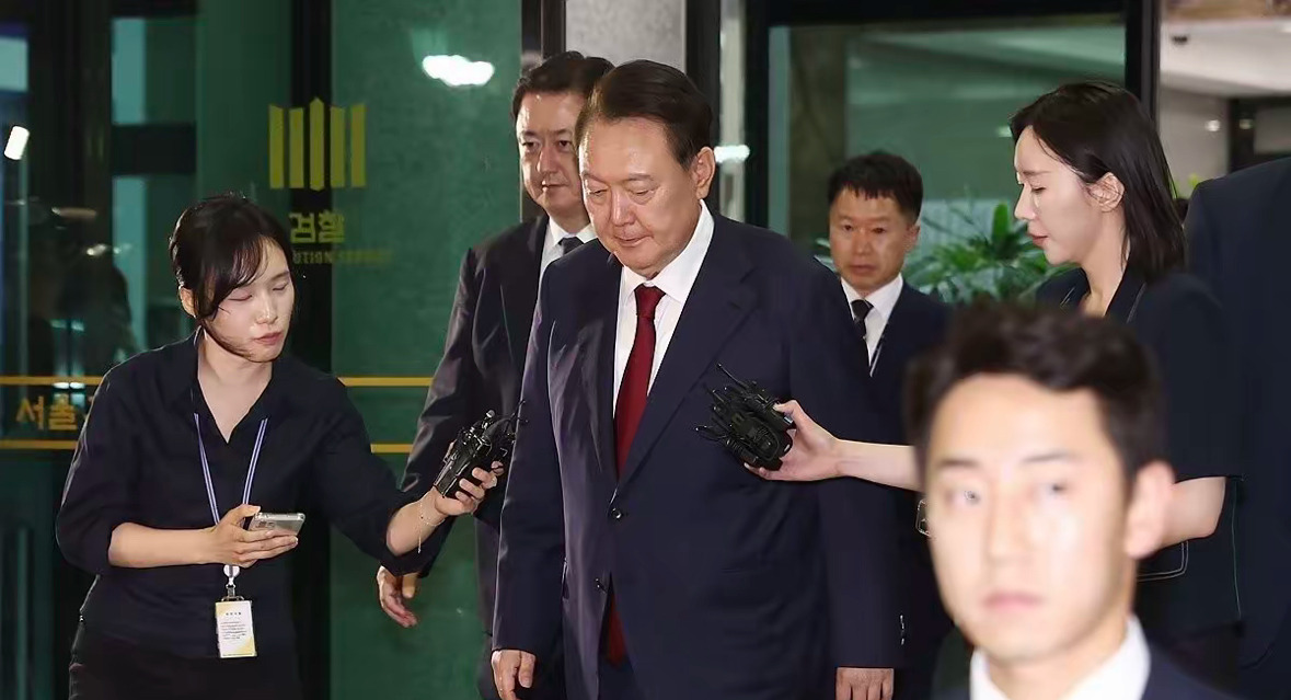 尹锡悦摊上大事了，这回真要完











韩国总统尹锡悦现在是火烧眉毛
