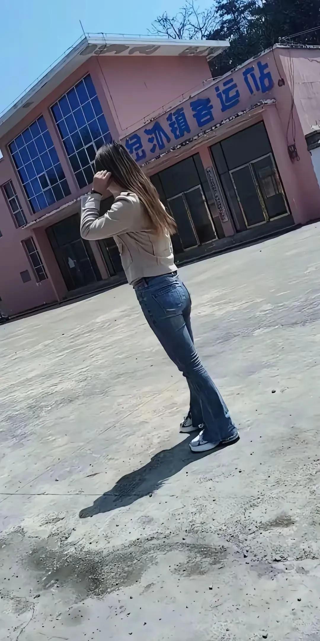 你发现没现在女的对牛仔裤的喜欢越来越淡了！很多人都喜欢穿休闲裤了，既舒服又自然，