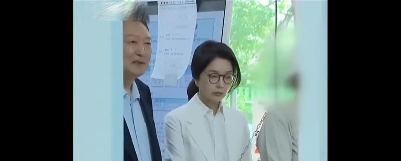 令人无限唏嘘的一件事情！说是前总统尹锡悦推着刚出院的前第一夫人金建希！曾经有多风