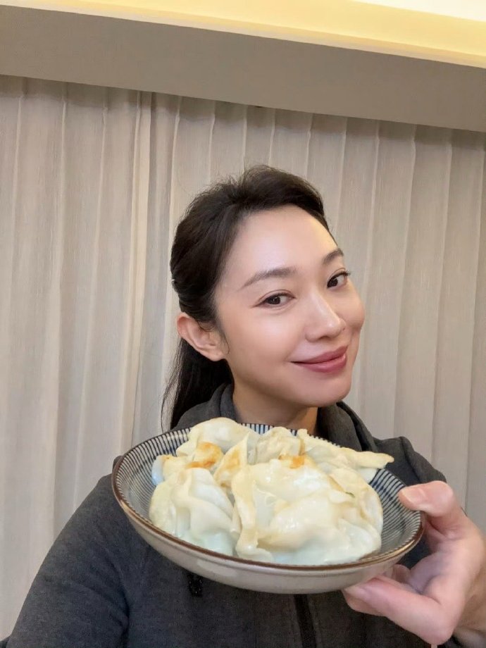 王佳佳用润物无声的表演，为舅妈注入了灵魂。她不是简单地“演”温柔，而是通过每一次