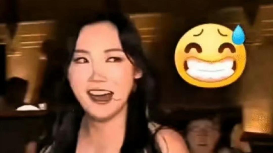 老美穿上了中山装，却被华裔女主持一顿冷嘲热讽，极其讽刺