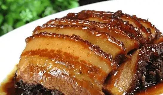 有几道川菜，特别好吃，但从今以后我是不敢做了。
第一道回锅肉。
回锅肉炒卷心白加