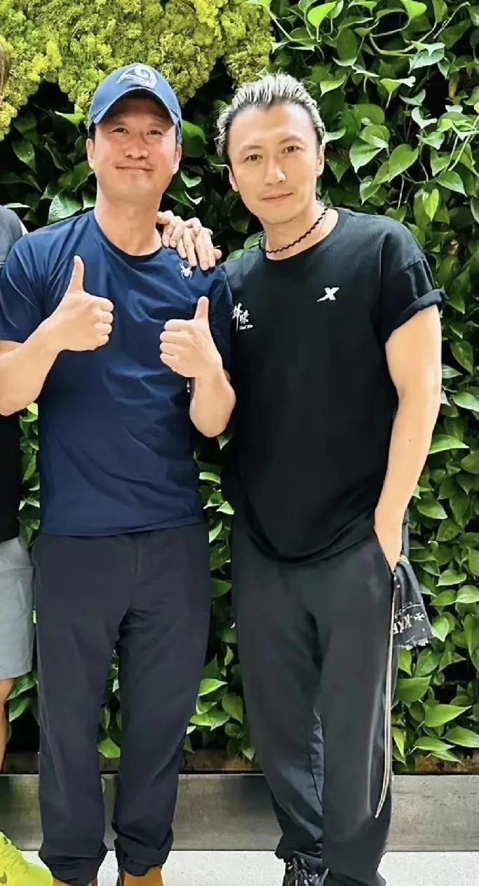 我一直以为吴京是一米八的大汉，
直到看到这张合影！[泪奔]