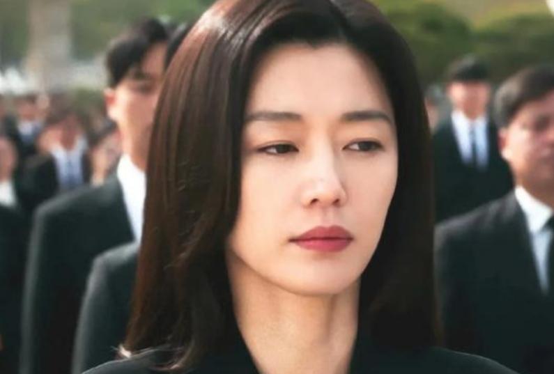 从《我的野蛮女友》开始，全智贤曾经成了多少人的梦中女神，如今，她亲手打碎了这个梦