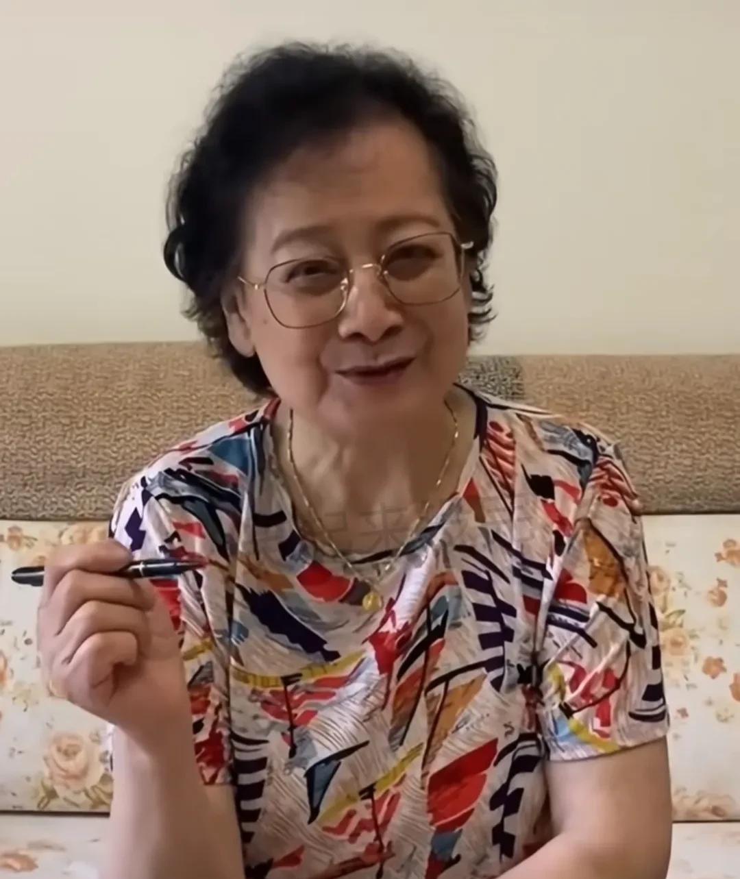 嘛呀！才刚刷到这位老演员的视频，一听她的介绍，给我脸整通红，我一直管她叫左大玢“