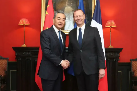 中国和法国达成了共识

在这个节骨眼上，法国主动与中国取得联系，其意义十分重大，