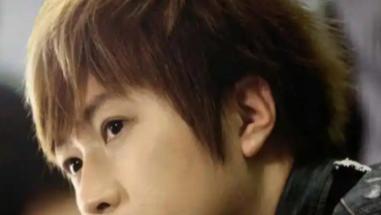 舞台惊魂瞬间：阿信摔倒吴建豪秒救场，娱乐圈友情的力量