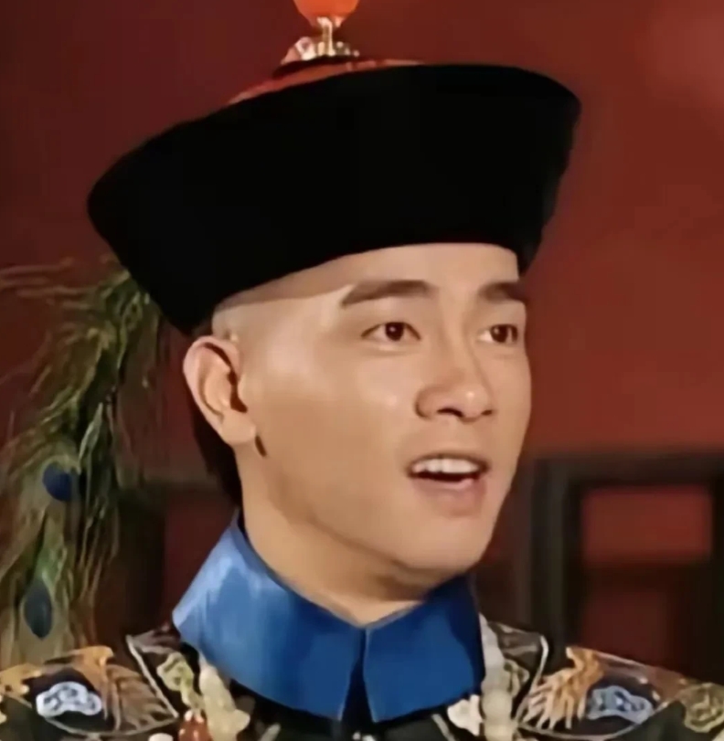 神龙教的教主夫人为何要主动嫁给韦小宝？

看看韦小宝的官职，你就了解了

一等公