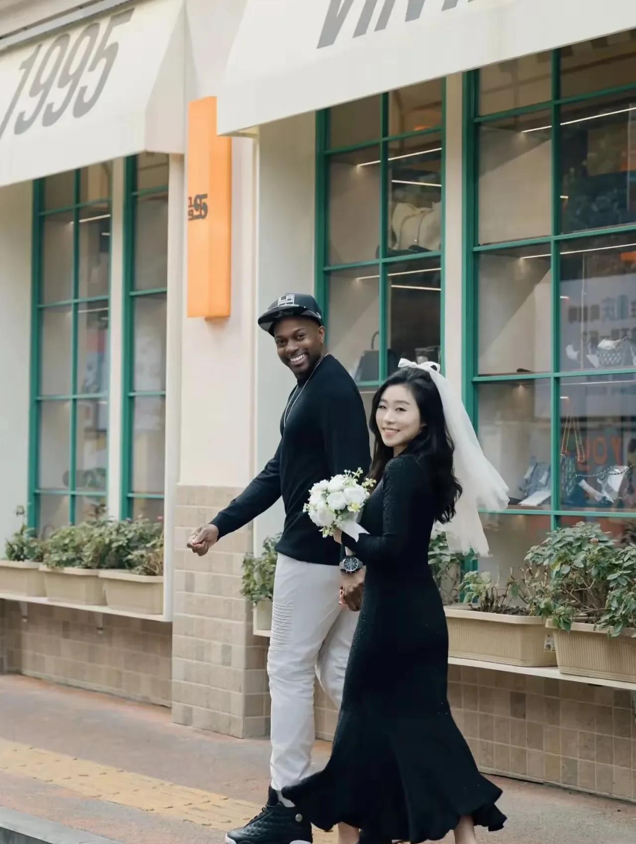 又一位美女投进了黑人的怀抱
看他们幸福的样子
将来也会幸福美满吧
是留在中国呢