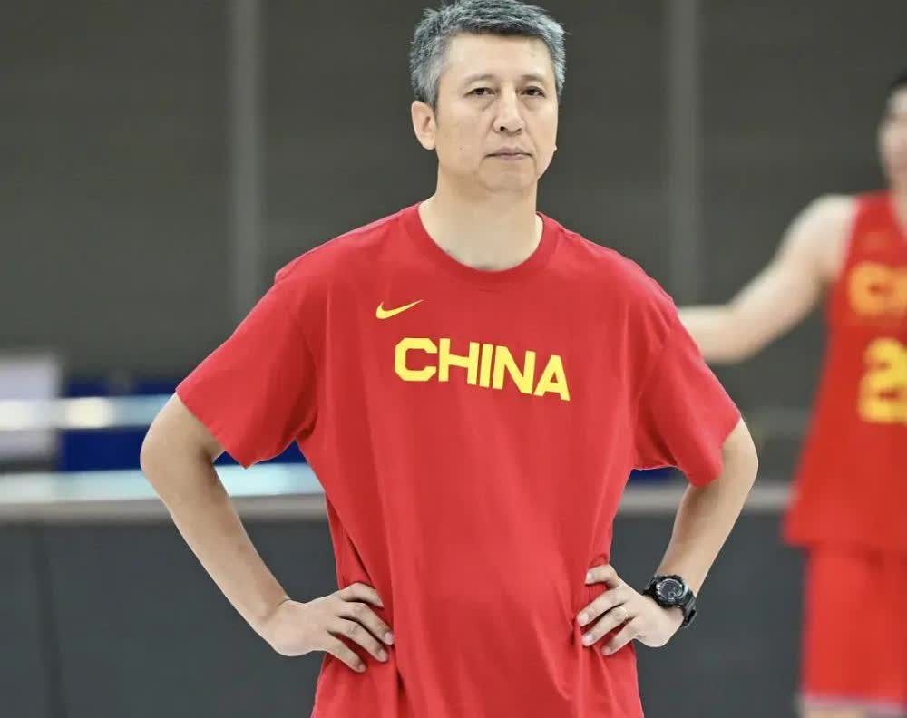 郭士强主力名单，有 2 个“隐形炸弹”

先来看中国男篮参赛阵容：
中锋 