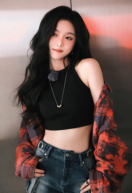 酷感少女吴宣仪来了，又到了秀身材的时候！ ​​​