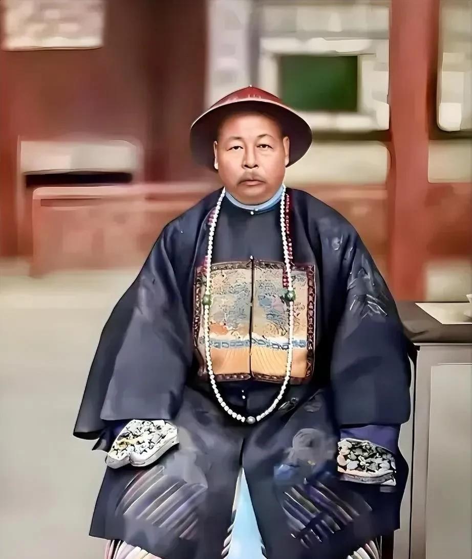 左宗棠倒插门进了周家，连生三女后，妻子劝他纳妾，左宗棠死活不肯，岳母却说：“不纳