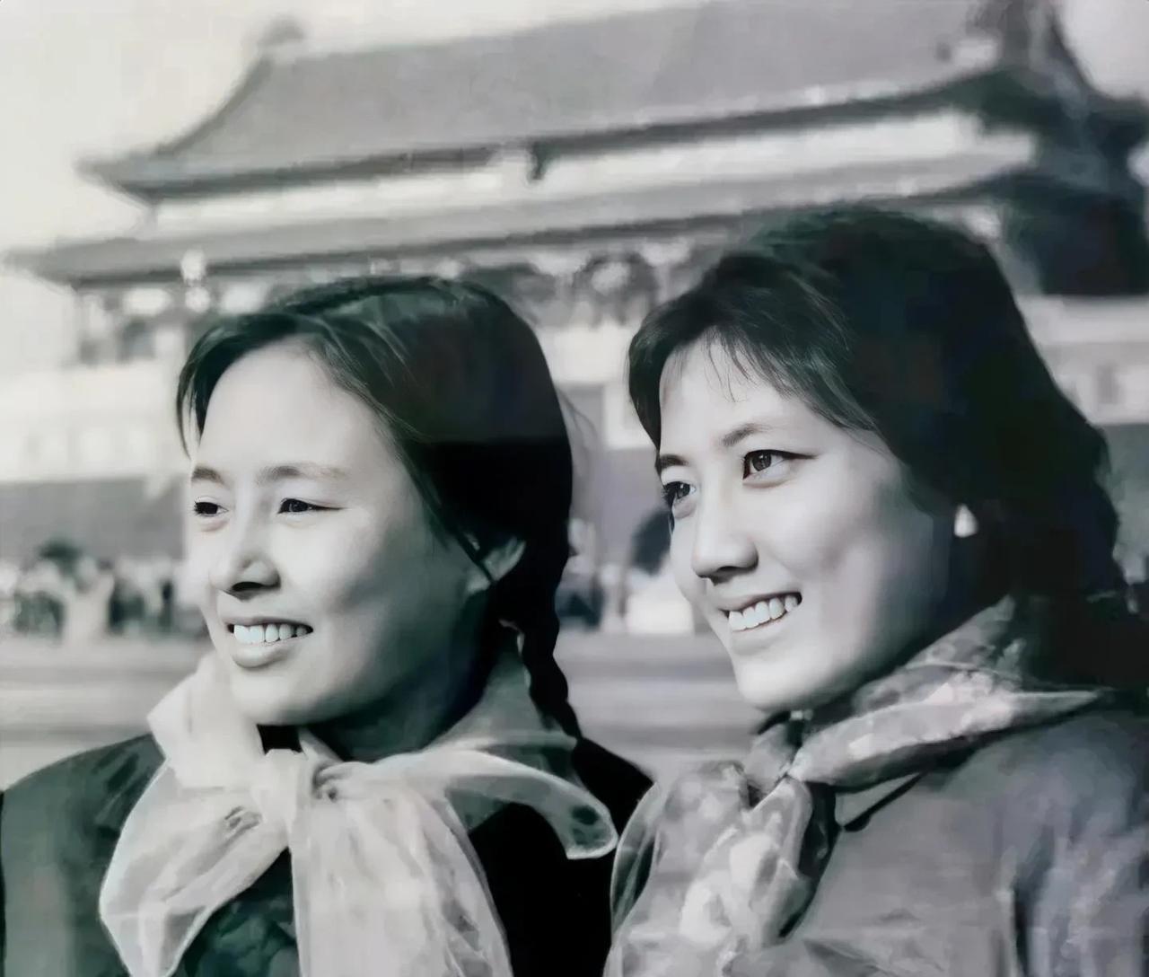 你能认得出左边是谁吗？她曾在80年代与郭凯敏合作主演的《庐山恋》红得发紫，谁也没