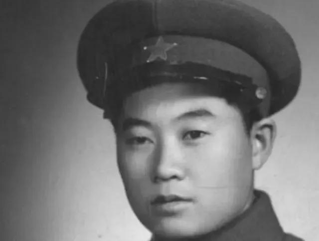 1950年，19岁的战斗英雄郭富因下身流血不止，被紧急送往医院，郭富坚持要女医生