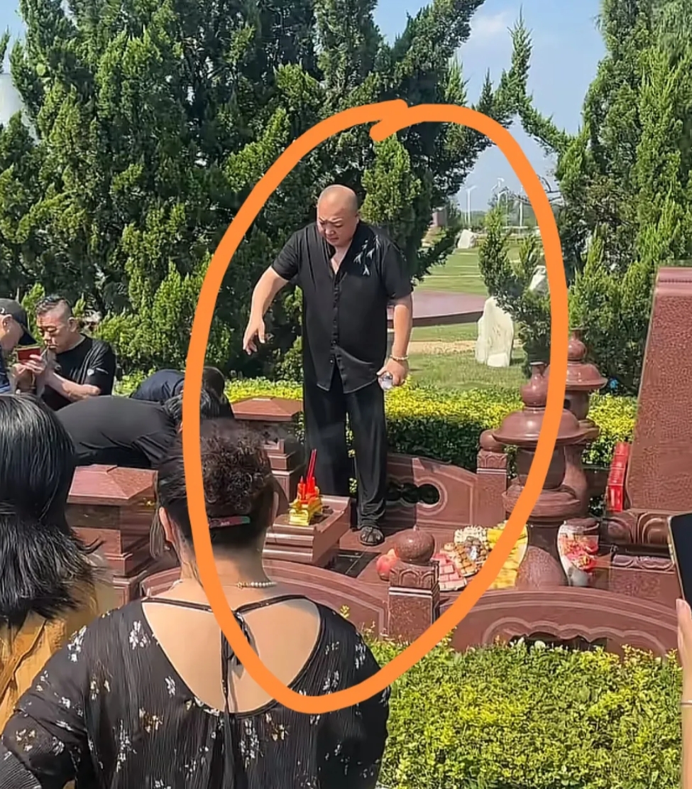 杨少华老爷子过五期，祭品的规格真高啊！

杨议兄弟四人全部到场，子孙后代基本无一