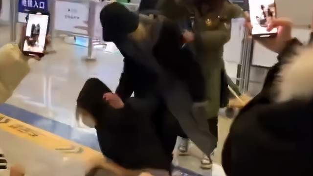 灵超高铁站冲突事件：私生饭逼出艺人“崩溃瞬间”？