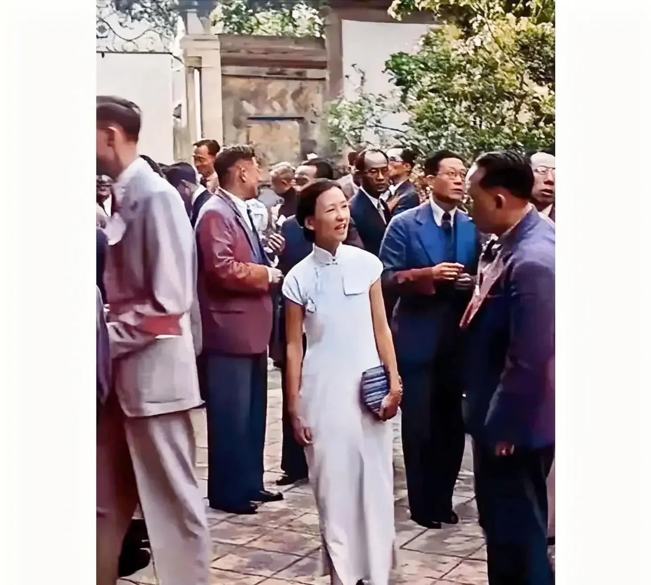 上世纪30年代末，云南昆明，林徽因参加美领馆留学生俱乐部创办典礼时的珍贵老照片
