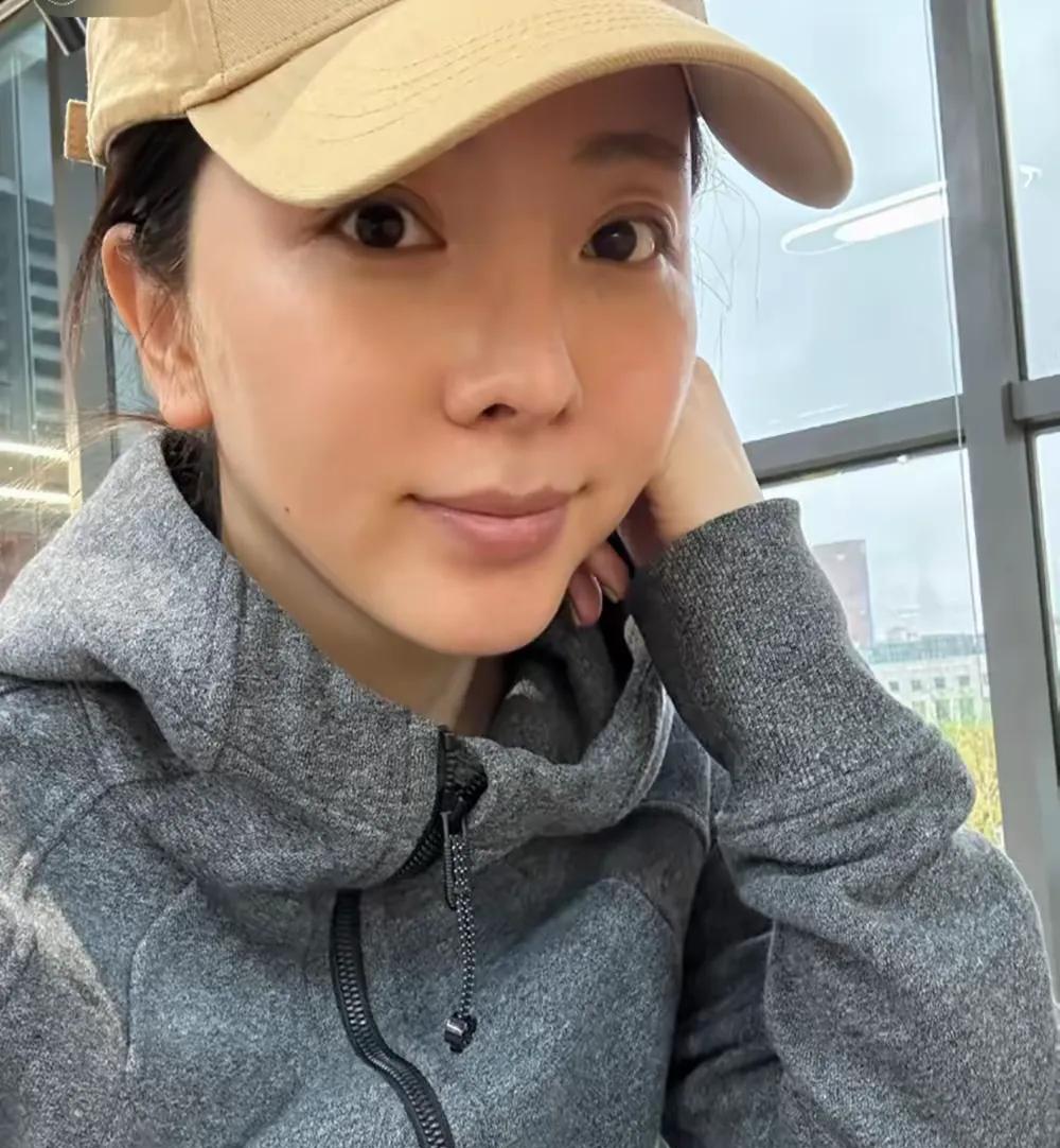 李思思在央视辞职后过得好潇洒，素颜出门陪儿子上散打课，精神很好、鼻孔有点奇怪……