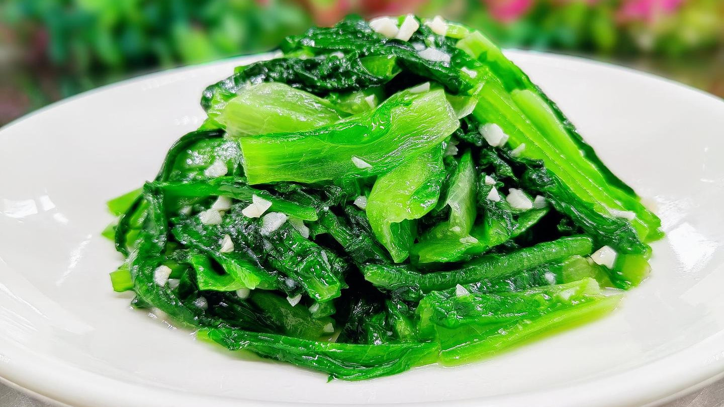 油麦菜一炒就发黄？饭店师傅3招锁鲜，翠绿爽脆蒜香浓郁