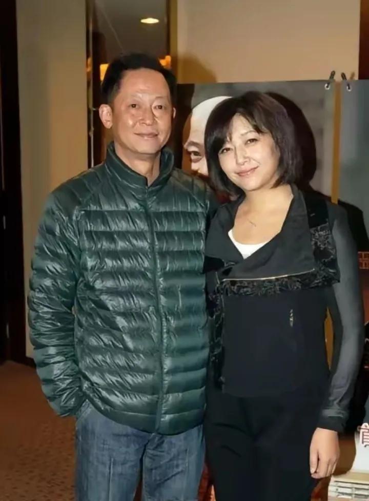 好久没见这俩戏骨！王志文身边的美女是谁？
左边穿羽绒服的，一眼就认出是老戏骨王志