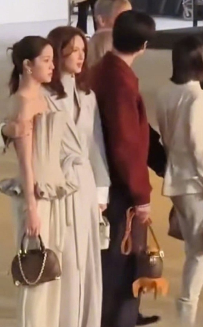 金晨发现欧阳娜娜衣服单薄，马上搂过来捂肩取暖，在零下的天气里这个动作直接甜度超标