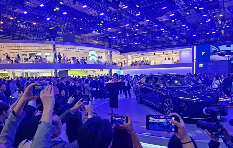 见过会跳舞的蔚来新能源电车吗！上海车展蔚来ET9火爆出圈，最吸引眼球的就是ET9