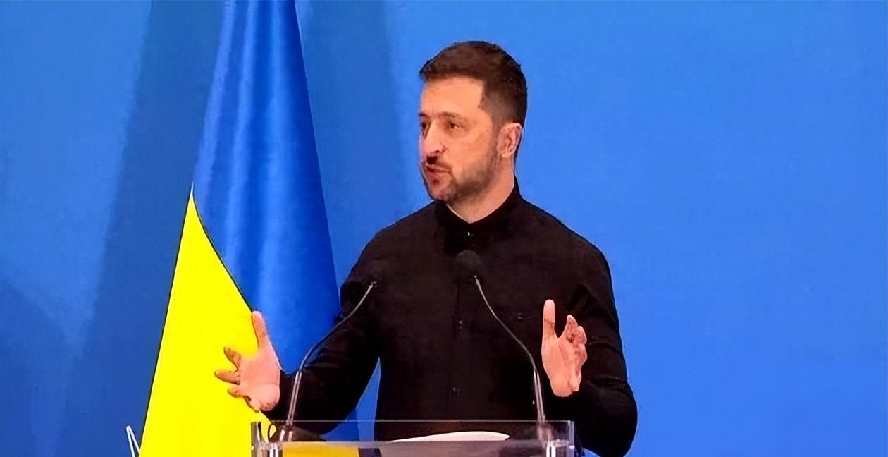 一夜之间，世界各大媒体对泽连斯基口诛笔伐，指控他涉嫌隐瞒伤亡人数，法国《世界报》