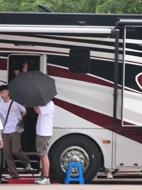 龚俊白衣公卿出妆，这道化服做工好精细啊！龚俊你是掌管氛围感的神吧！