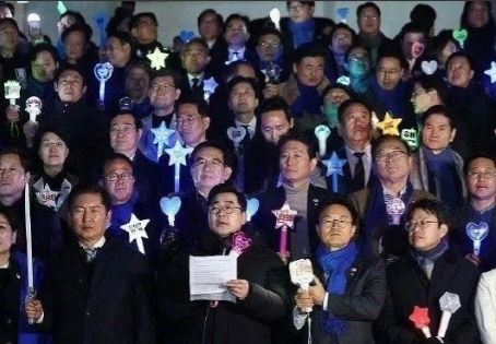 截至7月22日，曾前往韩国前总统尹锡悦官邸声援尹前总统的45名国民力量党议员中，