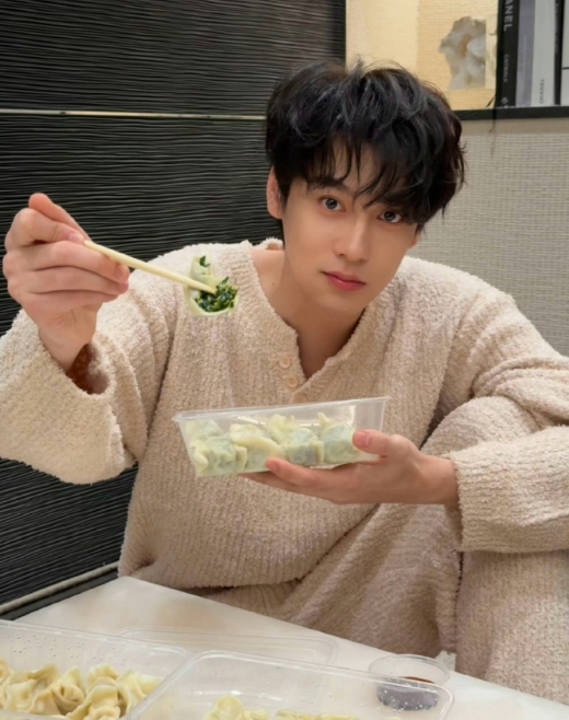 田栩宁立冬营业图
家居男友既视感