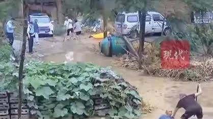 老人摔积水地民警