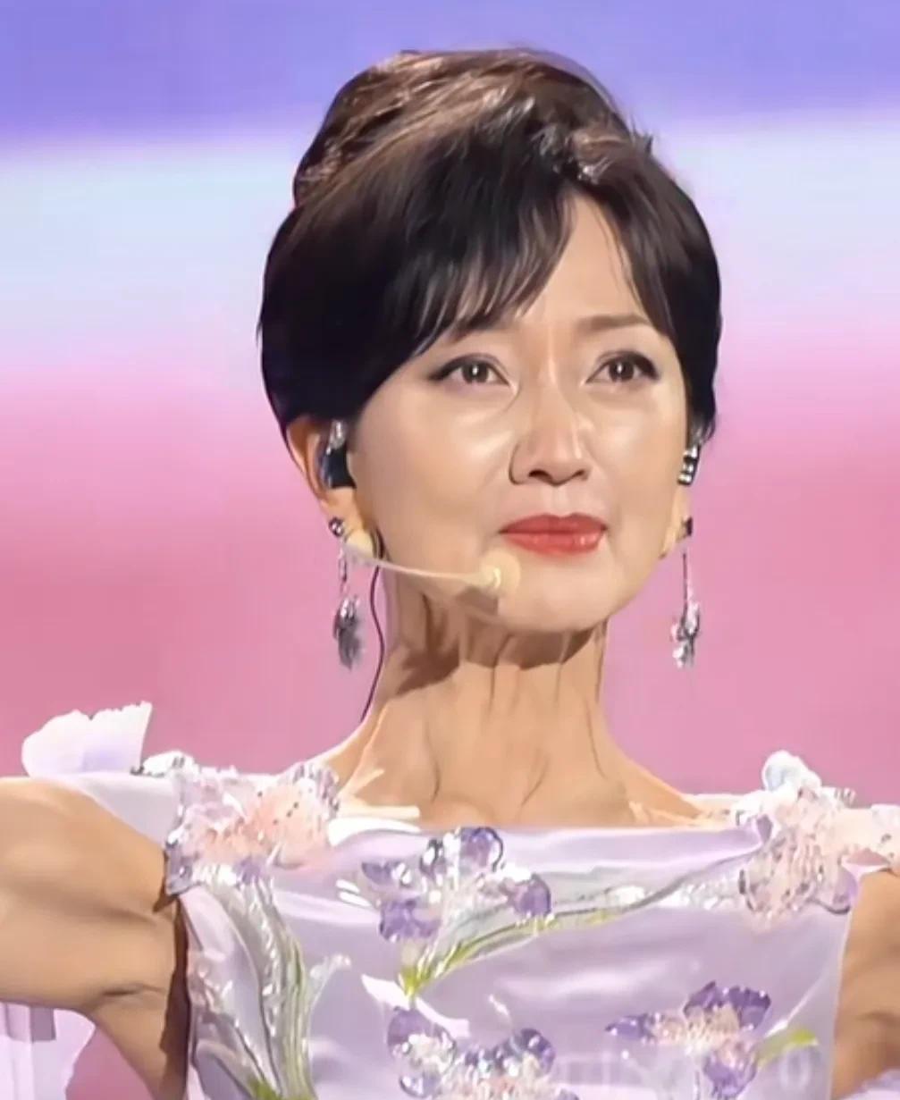 赵雅芝长得美             
70多岁还梨花带雨的         