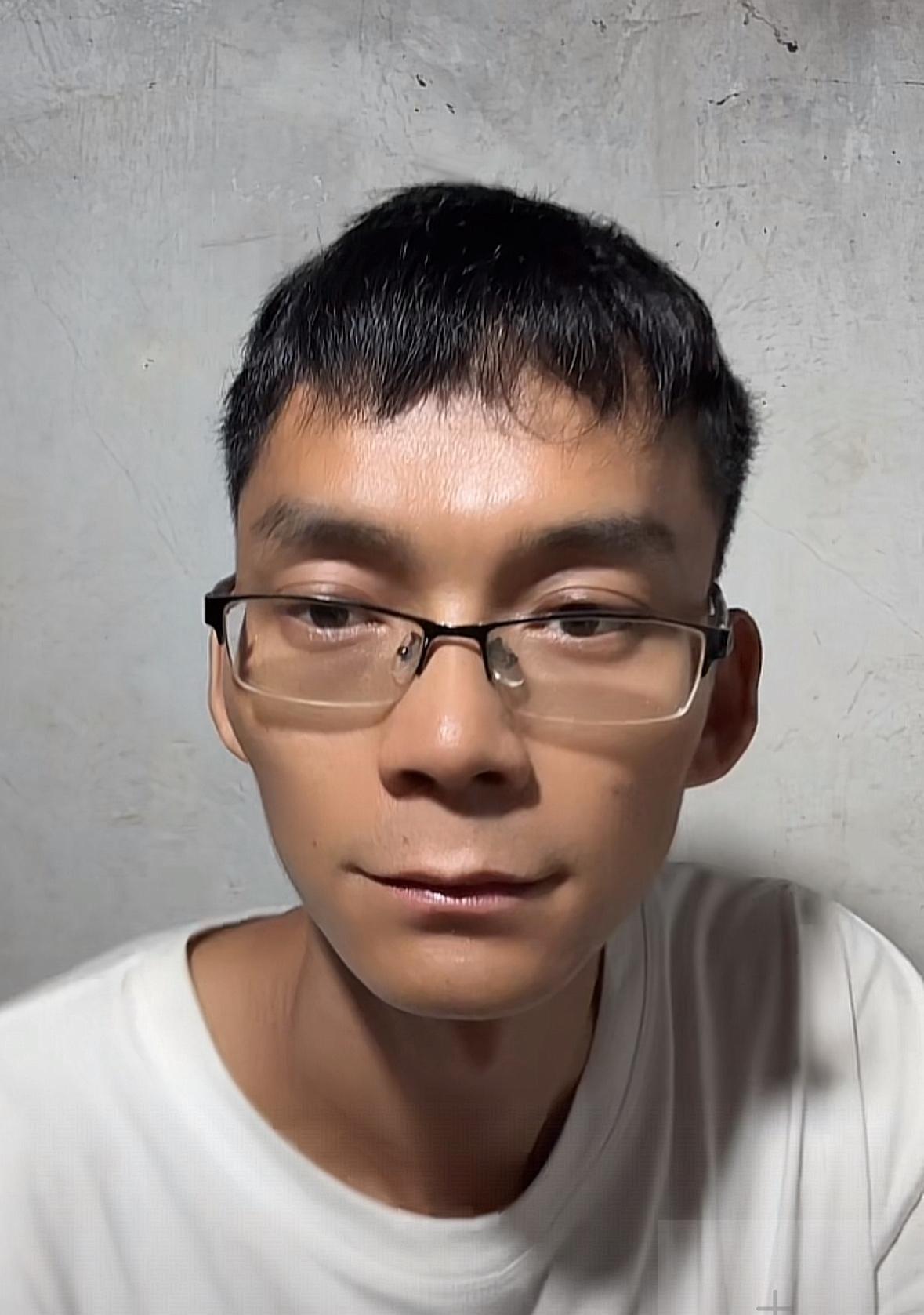 唐尚珺谈助学贷款，唐尚珺称直播不怎么赚钱，搞自媒体收入不稳定，助学贷款可能会被取