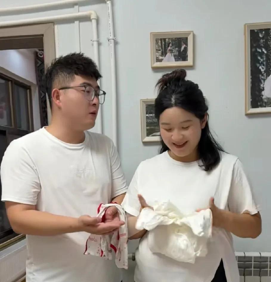 看过晨晨家，来看小涛家。
曾经晨晨和小涛是多么甜蜜的一对。现在各自都有了幸福的一