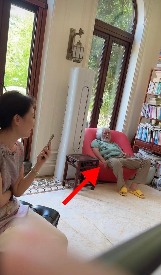 刷到张纪中老婆的直播，
真是太让人意想不到了！
74岁的大导演，竟然
窝在沙发角
