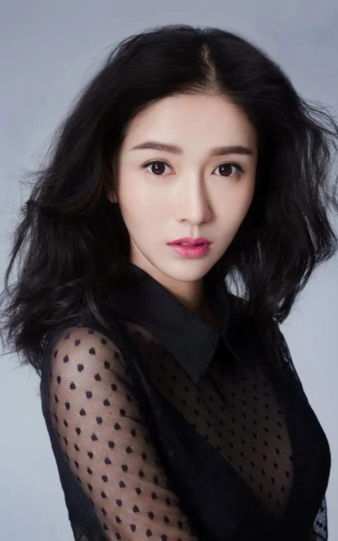 李艾瑾中国内地女演员、歌手、模特。2013年出道，出演《翻手为云覆手为雨》等作品