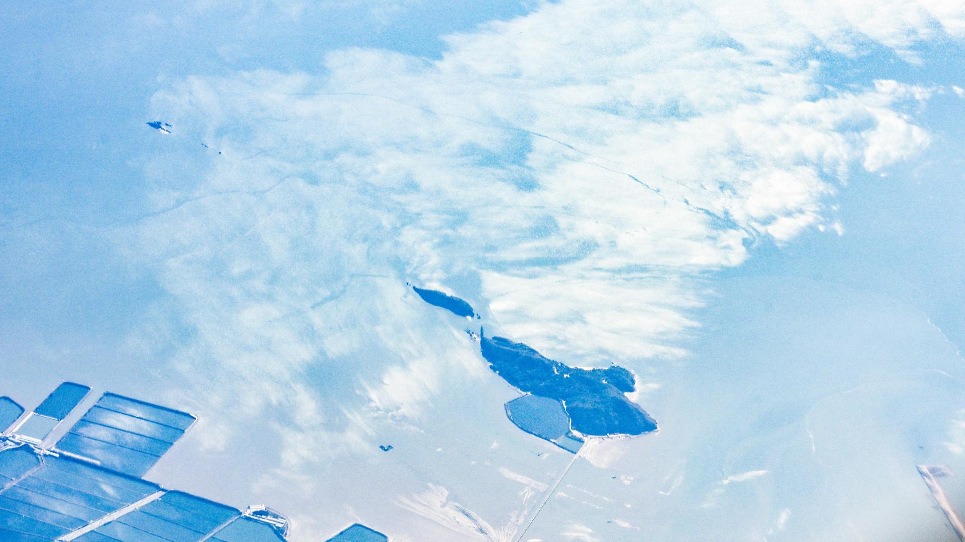 高空拍奇景 “巨鲨”游云海