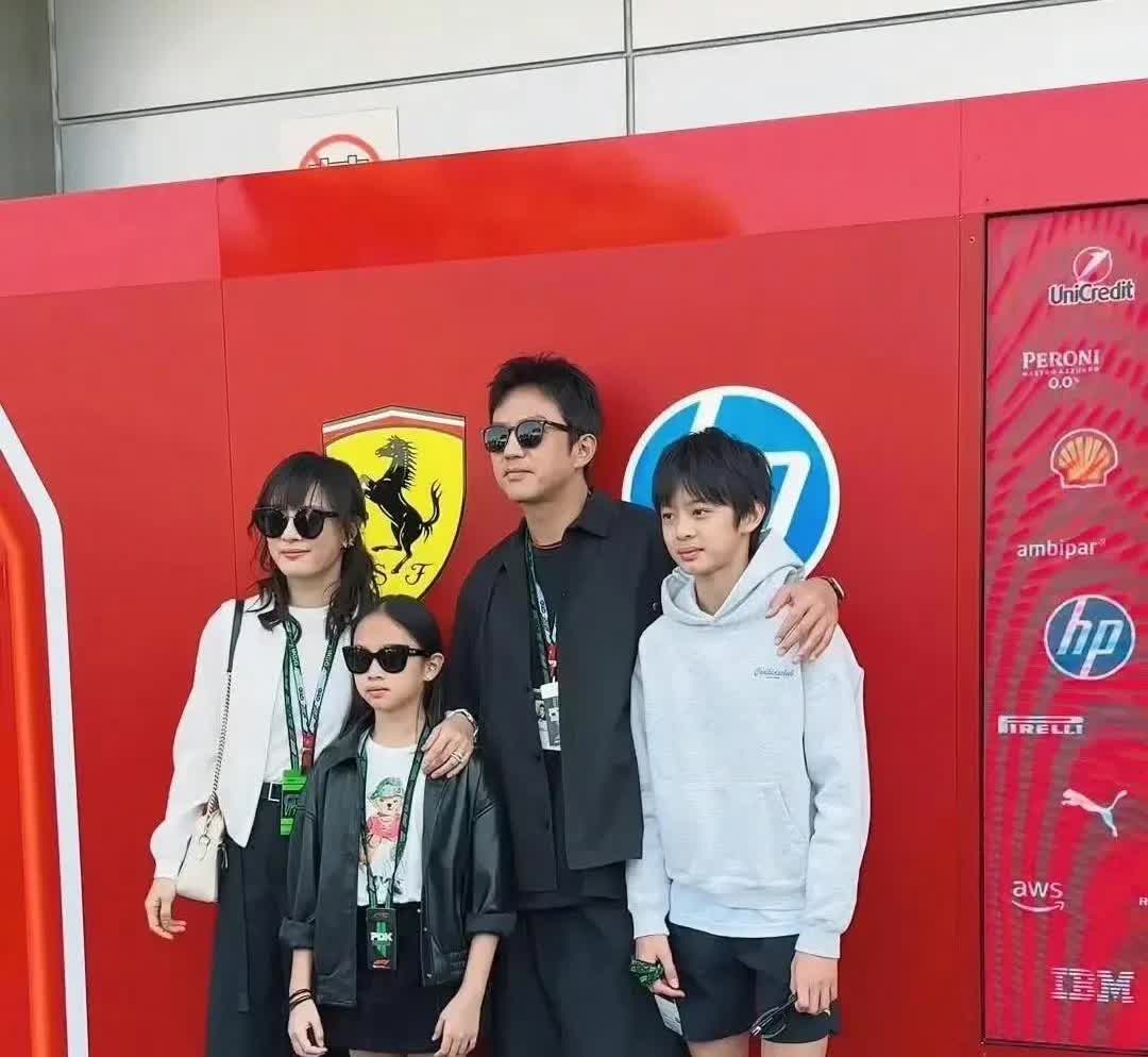 演员邓超和孙俪带孩子参加活动，儿子像妈妈，女儿像爸爸，高颜值的一家人！