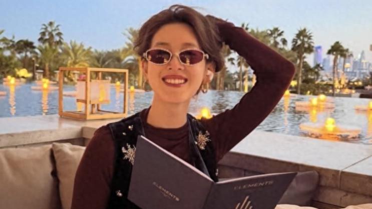 刘强东老婆章泽天在迪拜过圣诞，一身精致打扮