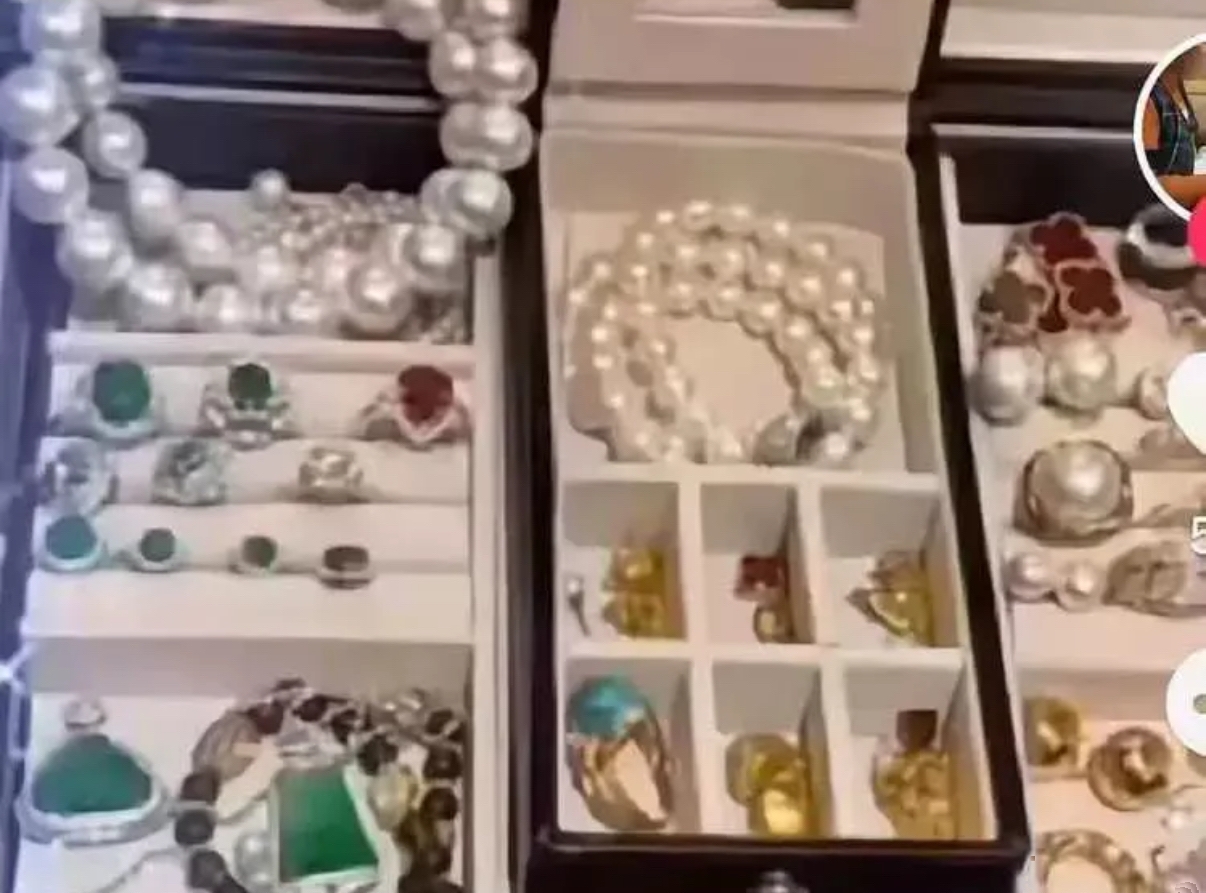近日，汪小菲正全力追回一批价值超 6000 万元的珍贵珠宝，这些珠宝是前妻大 S