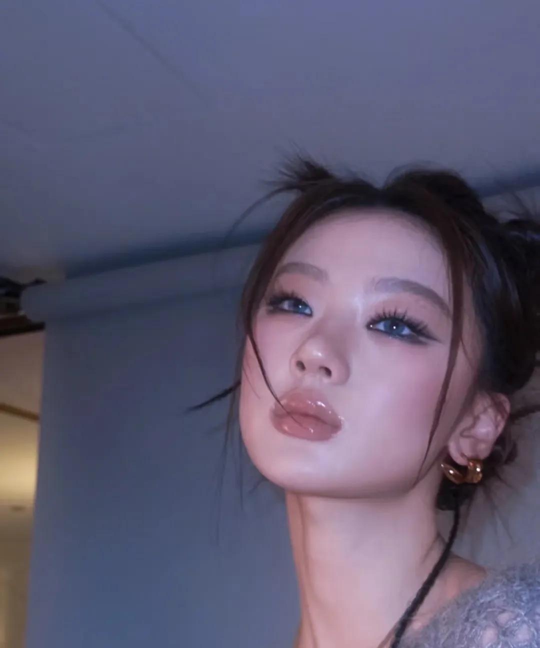 为什么大家会喜欢单依纯？
其实不是因为她唱歌真的多牛，也不是她长得到底多美，而是