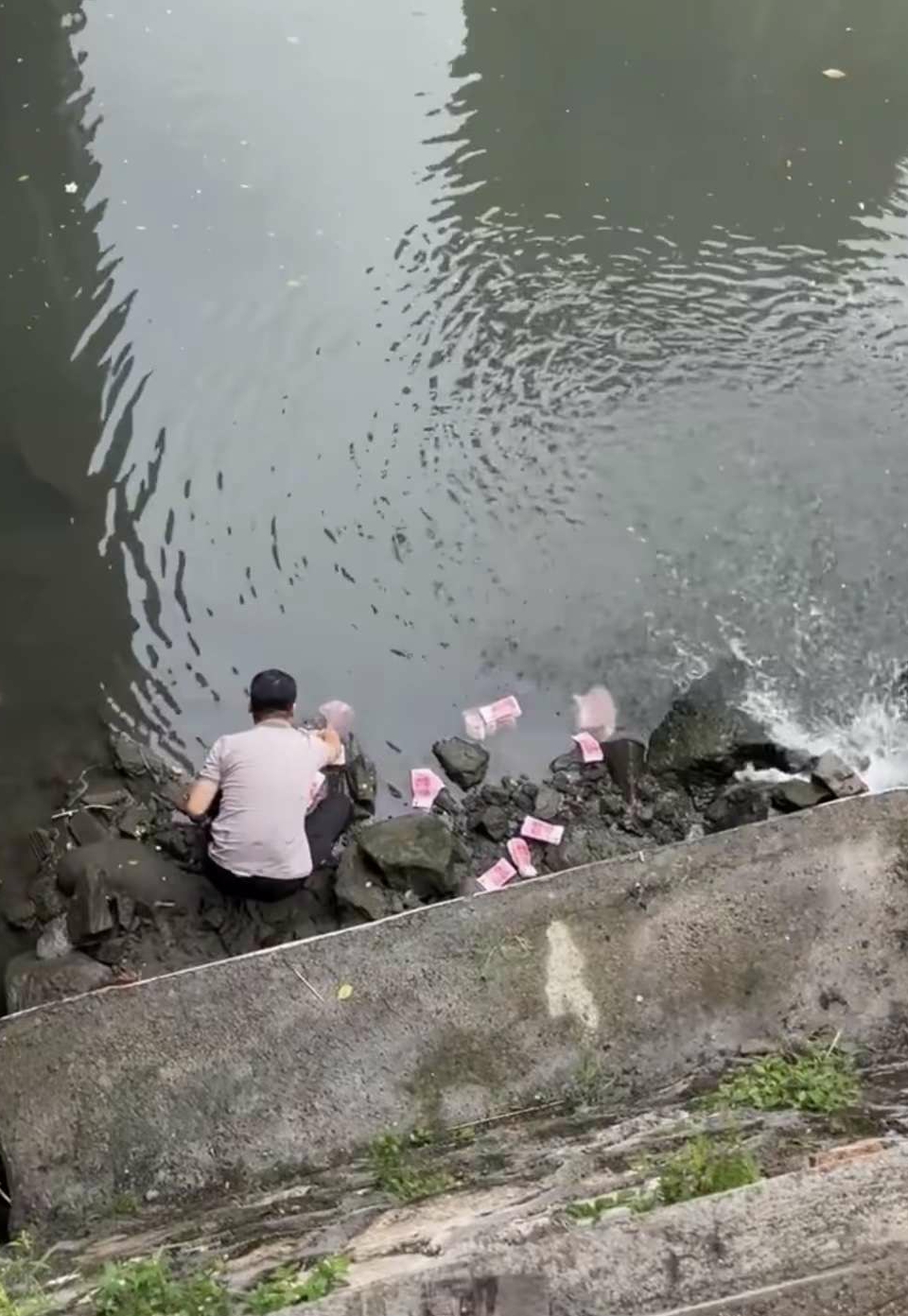 深圳一河道惊现大量成扎的钞票，一男子将其捡走，警方介入调查