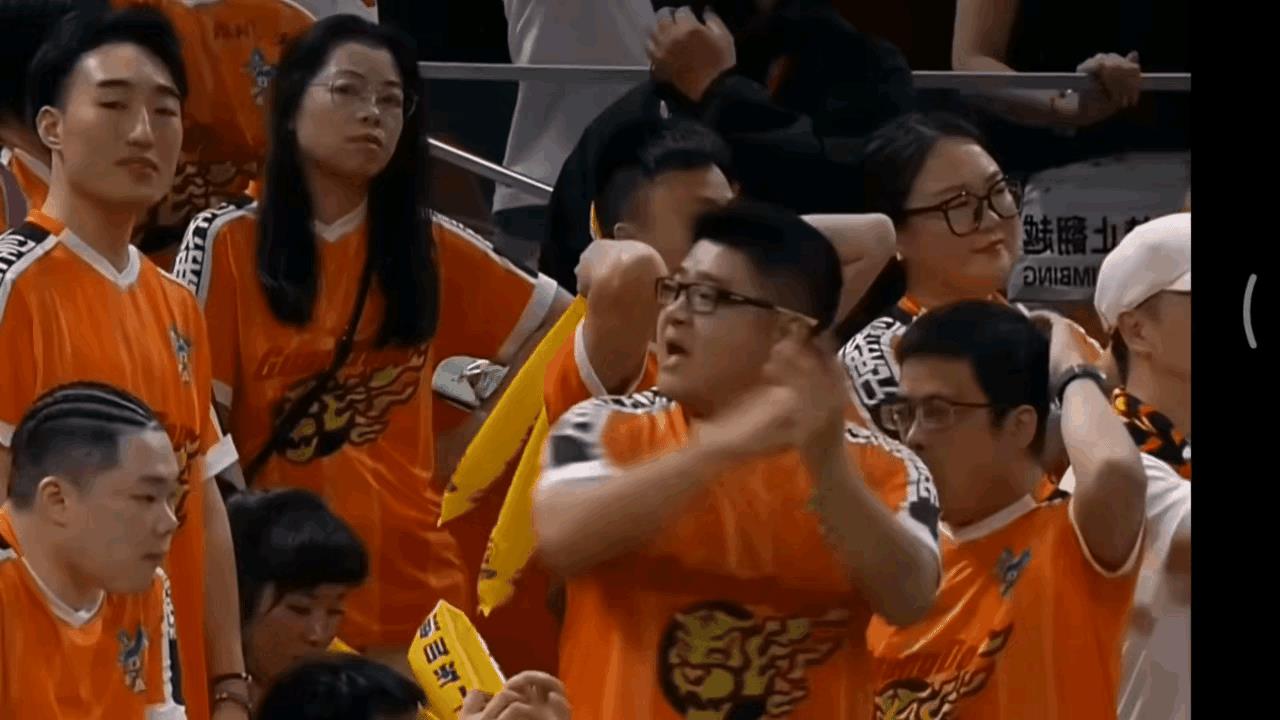 广东队“意外”被上海绝杀，广东球迷仍把掌声送给对手。
一场惊心动魄的附加赛，上海