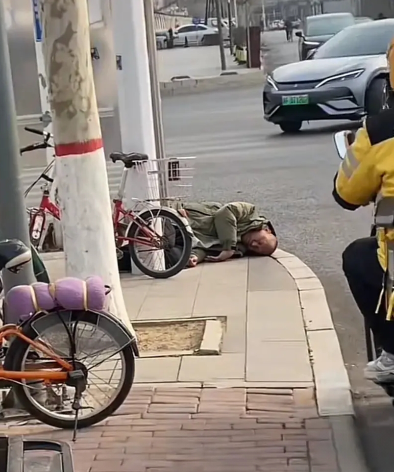 河北保定，外卖小哥路过看到男子醉倒在地上不起，他上前唤醒男子后却情绪崩溃痛哭，对