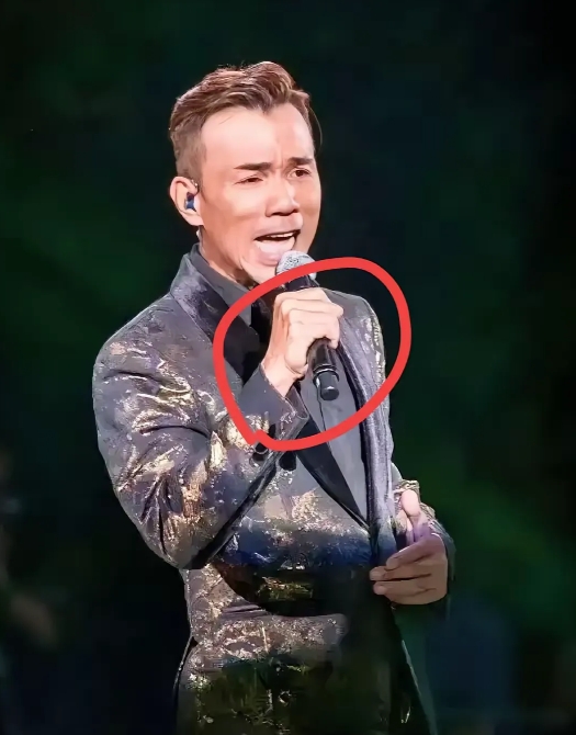 唱《余情未了》的李国祥走了，
​不是逝于舞台上，
​也不是逝于孤独，而是逝于
​