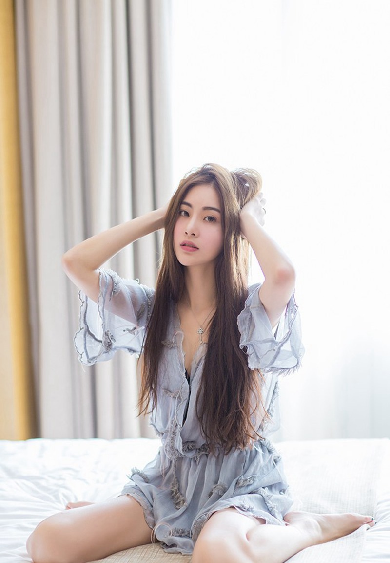 笑话：女同事陪局长喝酒，第二天醒来，局长：“10万够不够？”女职员：“10万就想