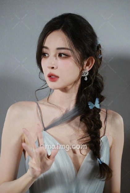 被娜扎的剧宣造型狠狠惊艳！美貌直接暴击全场，就算要和陆小茶猫共侍一妻也愿意，《玉