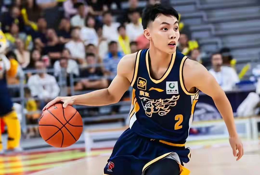 徐杰受伤应该与疲劳过度有关。
     徐杰在第二节还剩4分多钟的时候，左脚踝扭