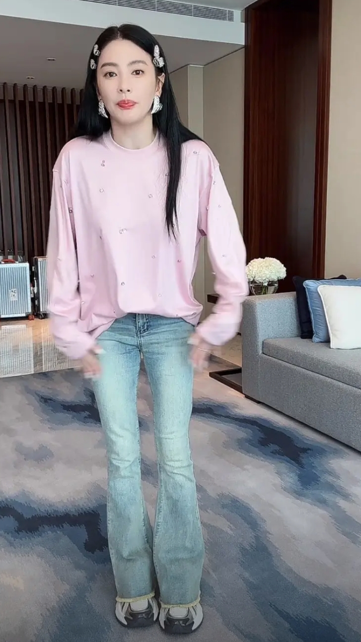 现在连演员都没戏拍，张雨绮都带货了，直播间卖二三百块的牛仔裤。想起来之前不是说低