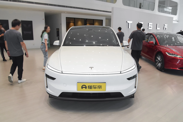 在新能源汽车市场激战正酣的当下，特斯拉推出的Model Y L六座版，无疑成为车